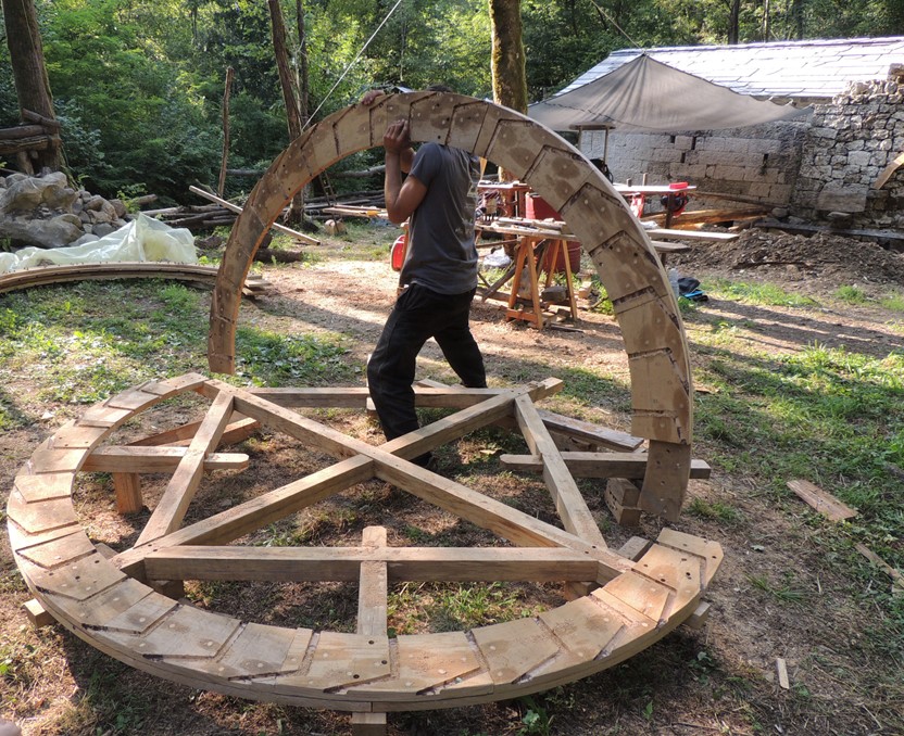 Charles Barbero qui assemble une demi roue en bois